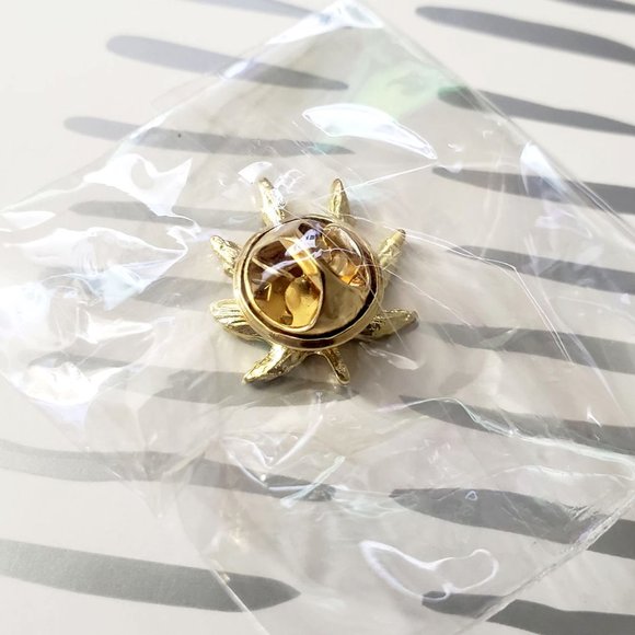 Green Plant Pin Badge Brooch - Picture 3 of 3